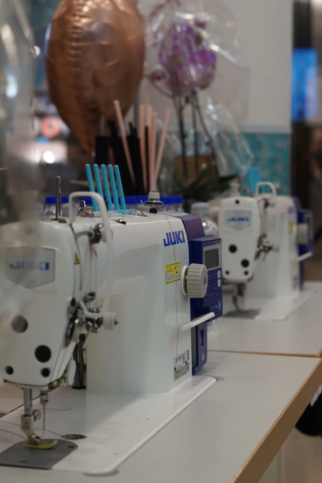 Juki-Industrienähmaschinen zum Kürzen von Hosen bei Liya's Änderungsschneiderei in Erlangen