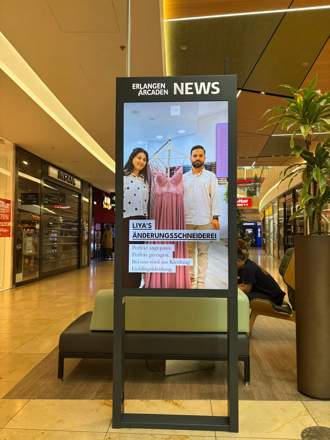 Ankündigung der Neueröffnung von Liya's Änderungsschneiderei auf der Infostele der Erlangen Arcaden